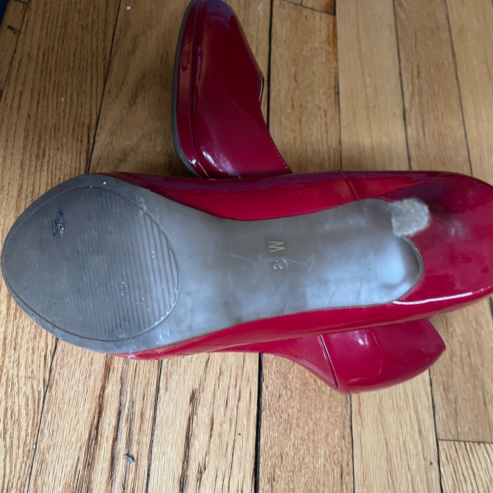 Red pumps - Picture 3 of 4